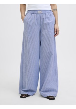 Jasnoniebieskie spodnie z szerokimi nogawkami, z pionowymi paskami w ciemniejszym odcieniu niebieskiego i czerwonym, z elastycznym paskiem w talii i bocznymi kieszeniami.