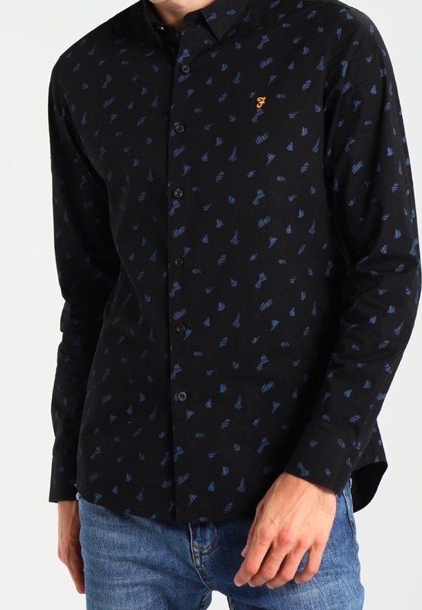 Camicia nera con bottoni, caratterizzata da un motivo astratto blu e un logo arancione. Realizzata in tessuto morbido, con maniche lunghe e colletto classico.