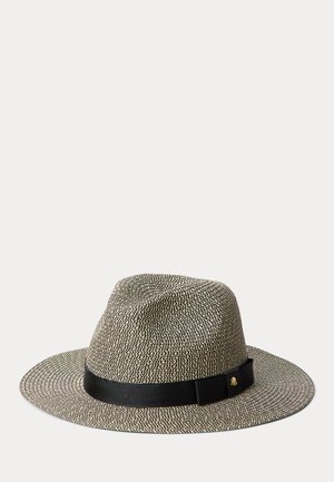 Tkany kapelusz fedora z szerokim rondem w kolorze beżowo-czarnym, z czarną wstążką i małym złotym logo.