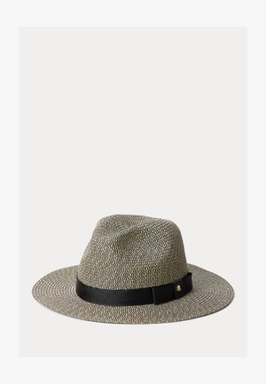 Πλεκτό καπέλο fedora με φαρδύ γείσο σε μπεζ και μαύρο, με μαύρη κορδέλα και μικρή χρυσή λεπτομέρεια λογότυπου.