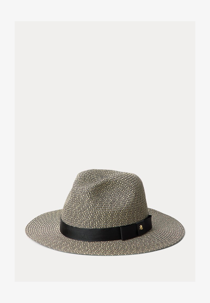 Πλεκτό καπέλο fedora με φαρδύ γείσο σε μπεζ και μαύρο, με μαύρη κορδέλα και μικρή χρυσή λεπτομέρεια λογότυπου.