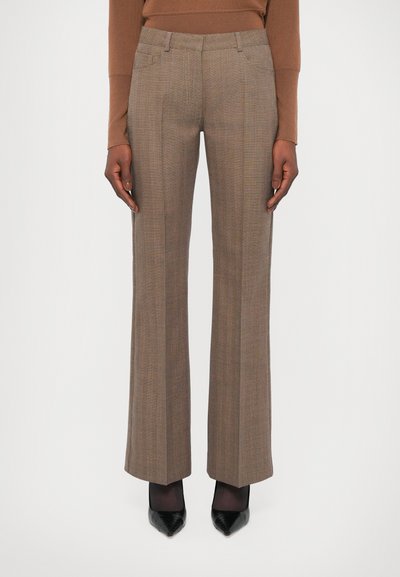 Pantalons taillés à carreaux bruns avec une coupe droite. Le matériau semble tissé, avec une texture subtile et des poches avant.