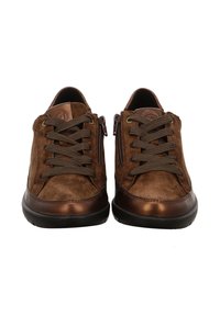 Paar braune Sneakers aus Wildleder und Leder mit braunen Schnürsenkeln und seitlichen Reißverschlüssen, von vorne auf weißem Hintergrund gezeigt.