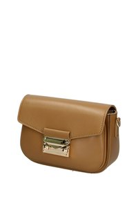 Borsa a mano in pelle color cuoio con chiusura a patta, hardware dorato, texture liscia e forma rettangolare semplice. Presenta un dettaglio di chiusura decorativo.