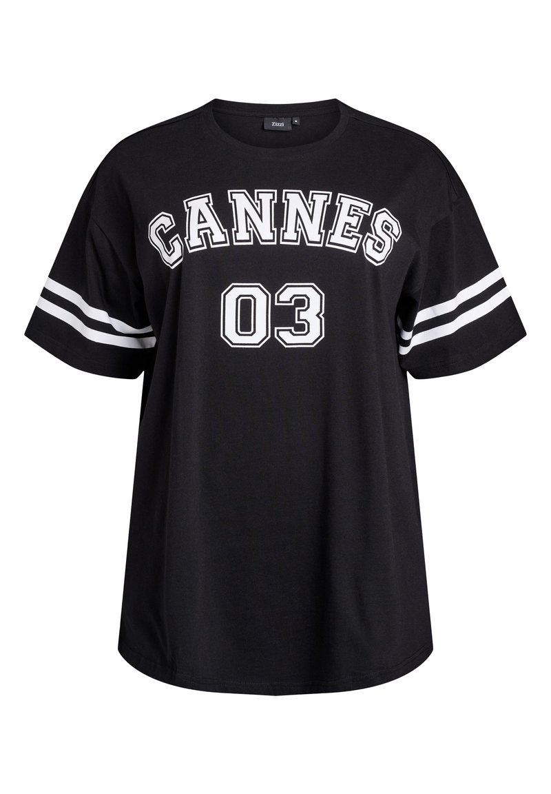 Melna kokvilnas t-krekls ar baltiem uzrakstiem "CANNES" un "03", ar baltām svītrām uz piedurknēm un brīvu piegriezumu.
