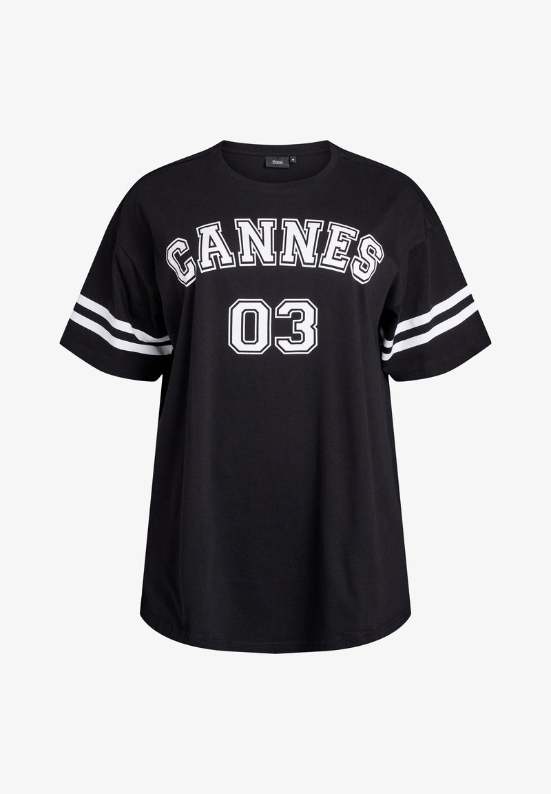 Črna bombažna majica s kratkimi rokavi, ki prikazuje napis "CANNES" in "03" v belem besedilu, z belimi črtastimi poudarki na rokavih in sproščenim krojem.