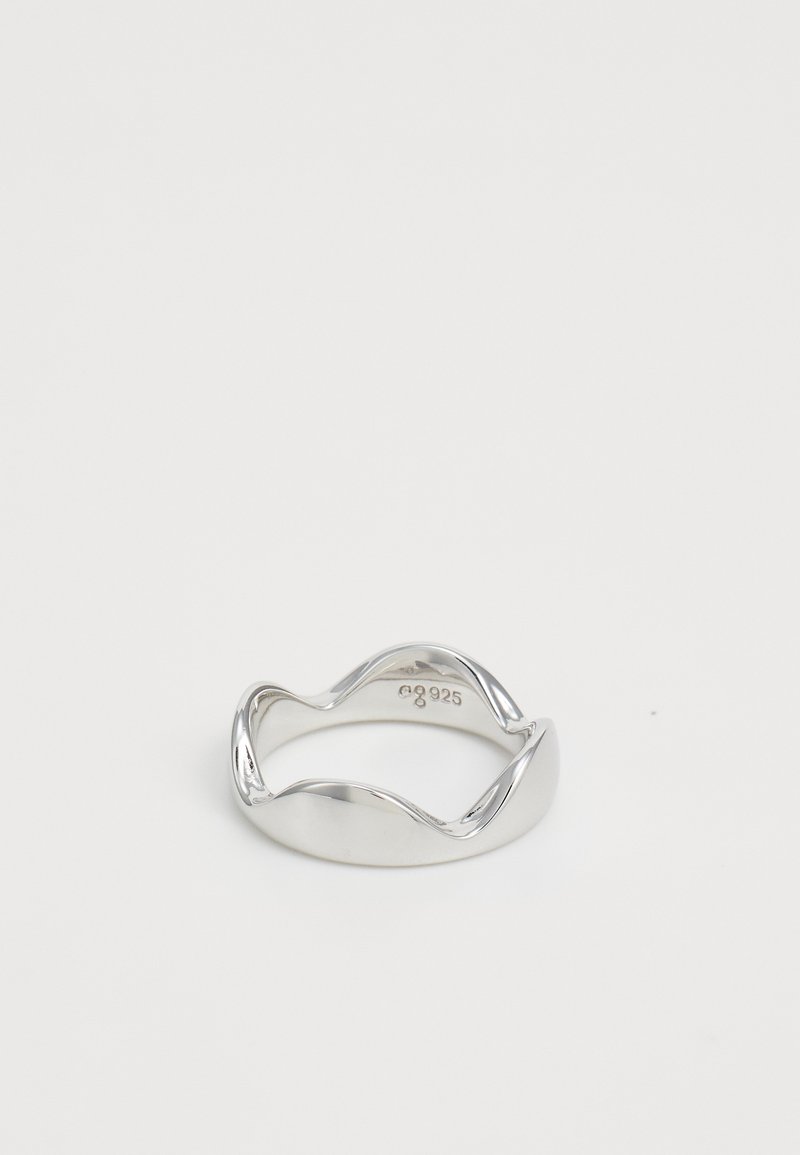 Anello in argento a fascia intrecciata con onda liscia e curva, e marchio "925" all'interno, su sfondo bianco.