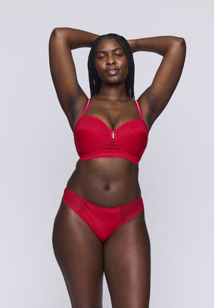 Rode lingerieset met een balconette bh met kantaccenten en bijpassende low-rise slip, beiden van een gladde stof en voorzien van geschulpte randen.