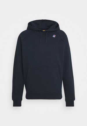 Sweat à capuche noir avec poche kangourou à l'avant et petit logo rouge, blanc et bleu sur la poitrine gauche.