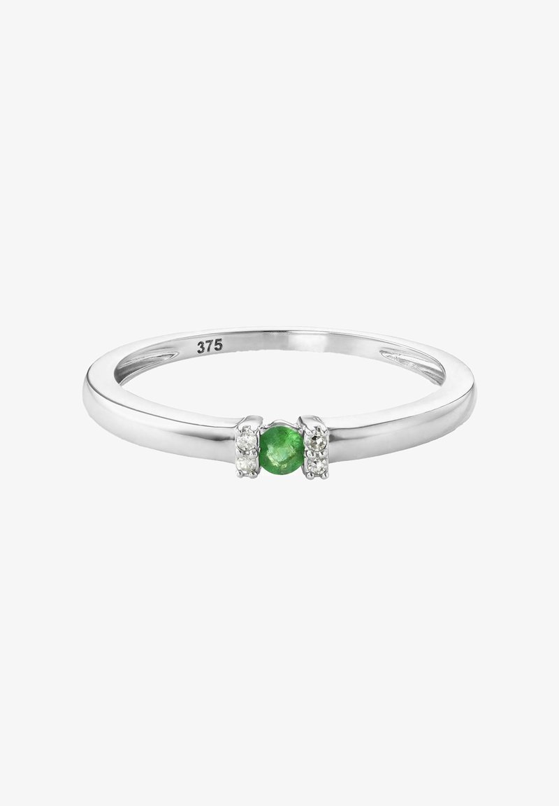 Srebrn prstan z osrednjim zelenim kamnom, ki ga obkrožata dva majhna prozorna kamna, gladek trak s poliranim finišem, označeno z '375.'