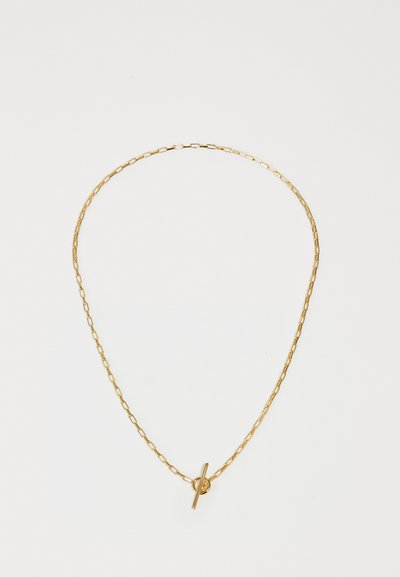 Collar de cadena dorada con eslabones alargados y cierre circular. Textura suave, diseño minimalista y longitud ajustable.