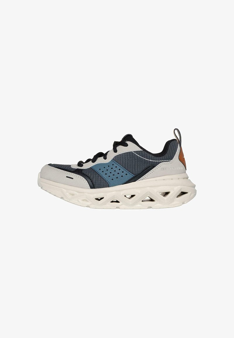Zapatilla gris y azul con parte superior de malla texturizada, media suela blanca que presenta un diseño geométrico de corte único y cordones negros.