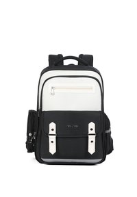 Sac à dos noir et blanc en tissu texturé, avec deux anses supérieures, une poche avant zippée et deux accents de boucle blanche sur le rabat avant.