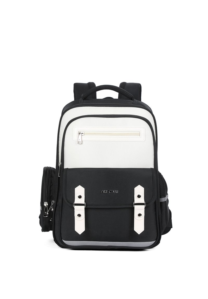Sac à dos noir et blanc en tissu texturé, avec deux anses supérieures, une poche avant zippée et deux accents de boucle blanche sur le rabat avant.