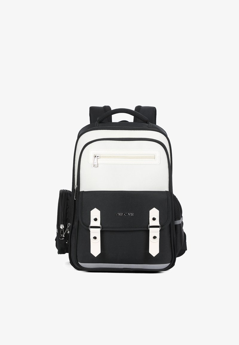 Zaino bianco e nero con tessuto testurizzato, doppio manico superiore, tasca frontale con zipper e due dettagli fibbia bianchi sul risvolto frontale.