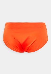 Calções de banho alaranjados feitos de um tecido suave, com um cintura alta e corte arredondado na bainha. Design simples, sem padrões ou detalhes visíveis.