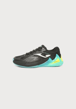 Chaussure de sport noire avec des accents bleu clair et jaune sur la semelle et un logo blanc sur le côté, vue du côté extérieur sur un fond uni.