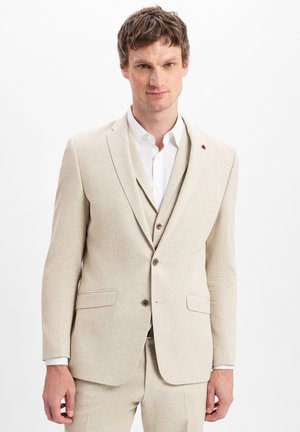 Beige pak met een gestructureerd ontwerp, single-breasted jas, notch revers, twee voorzakken, vest met vijf knopen en bruine knoopaccenten.