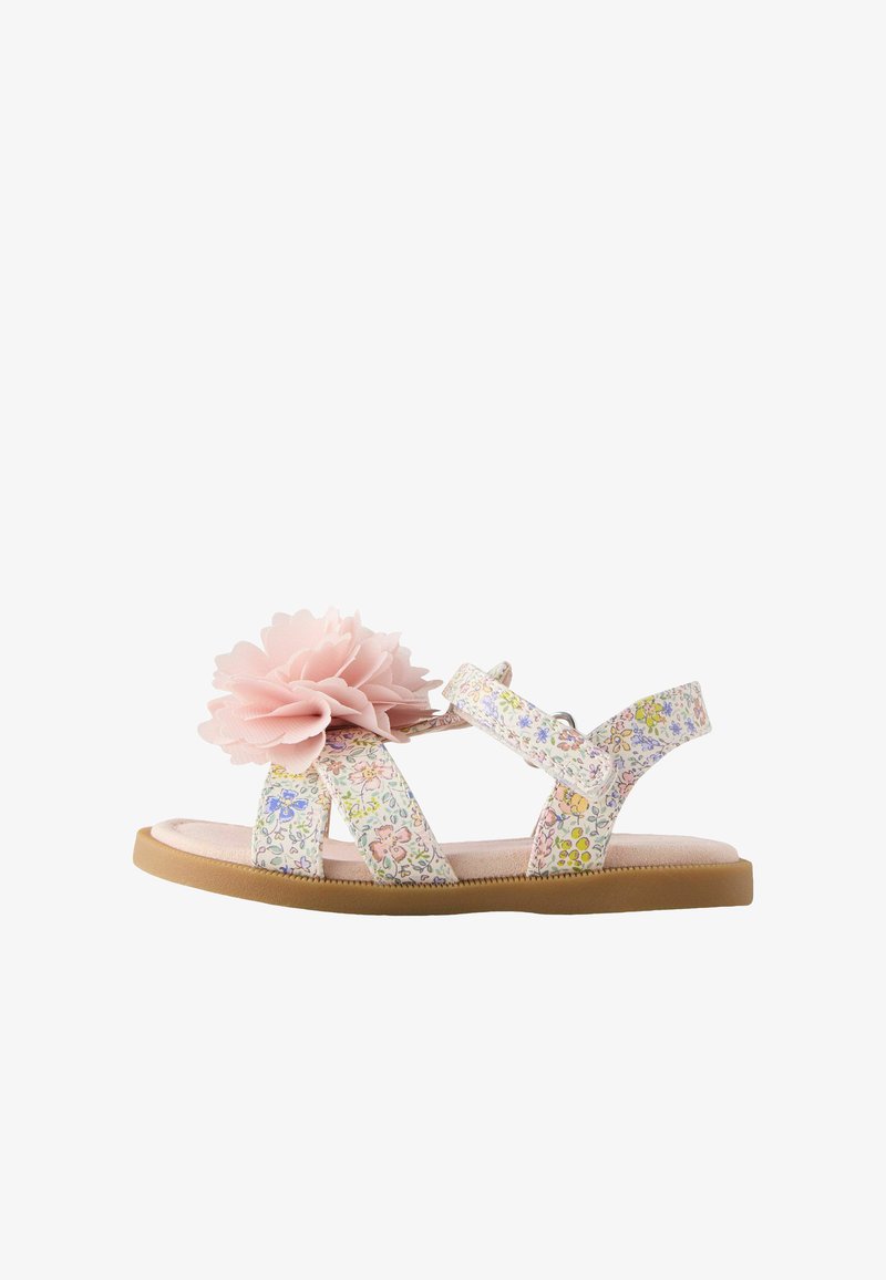 Sandale ouverte pour enfants avec brides à imprimé floral, semelle rose rembourrée, boucle à la cheville et grande fleur en tissu rose décorant la bride avant.