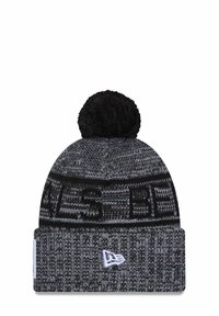 Schwarz-graue Strickmütze mit einem Pompon oben, einem gemusterten Körper und einem umgeschlagenen Saum, der ein Logo in kontrastierenden Farben zeigt.