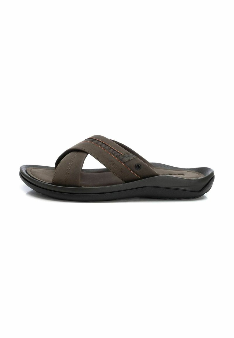 Sandalia de estilo flip-flop de cuero marrón con dos tiras cruzadas y costuras naranjas contrastantes. Suela negra texturizada para agarre y comodidad.