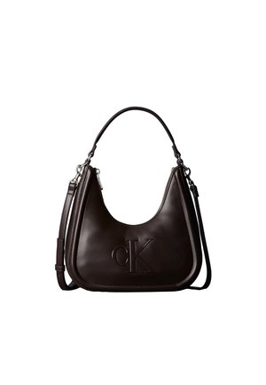Sac à main en cuir marron foncé avec une poignée courte et une longue bandoulière amovible, embossé d'un grand logo "cK" au centre devant.