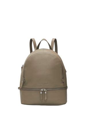 Sac à dos en cuir beige avec deux compartiments principaux, fermetures éclair argentées, bretelles réglables et une petite poignée sur le dessus.