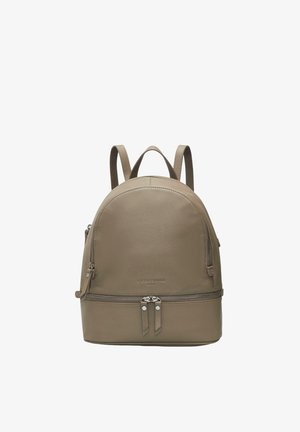 Zaino in pelle beige con due scomparti principali, cerniere argento, spallacci regolabili e una piccola maniglia sulla parte superiore.