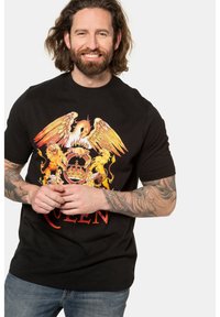 Sort bomulds t-shirt med et farverigt grafisk motiv af en fønix og løver, med ordet "QUEEN" i rødt under designet.