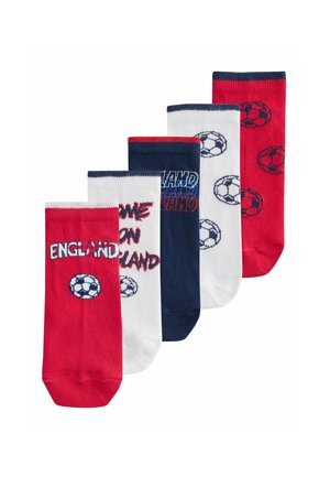 Fünf Paar Knöchelsocken in Rot, Weiß und Marineblau mit Fußballmustern und England-Themen-Textdesigns.