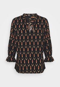 Blusa nera con un motivo ripetitivo simile a fiamme in rosso e beige, con colletto a placca, dettagli con frange e maniche lunghe a sbuffo.