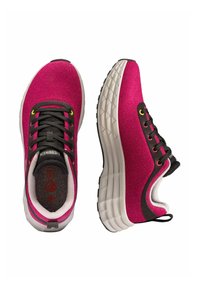 Rosa Sportschuhe mit einer strukturierten Oberseite, schwarzen Schnürsenkeln und kontrastierenden gelben Ösen. Dicke weiße Zwischensohle mit gemusterter Sohle.