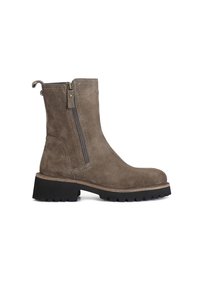 Botines de ante marrón con cremallera lateral, puntera redondeada, superficie texturizada y suela de goma negra gruesa con detalles de relieve.