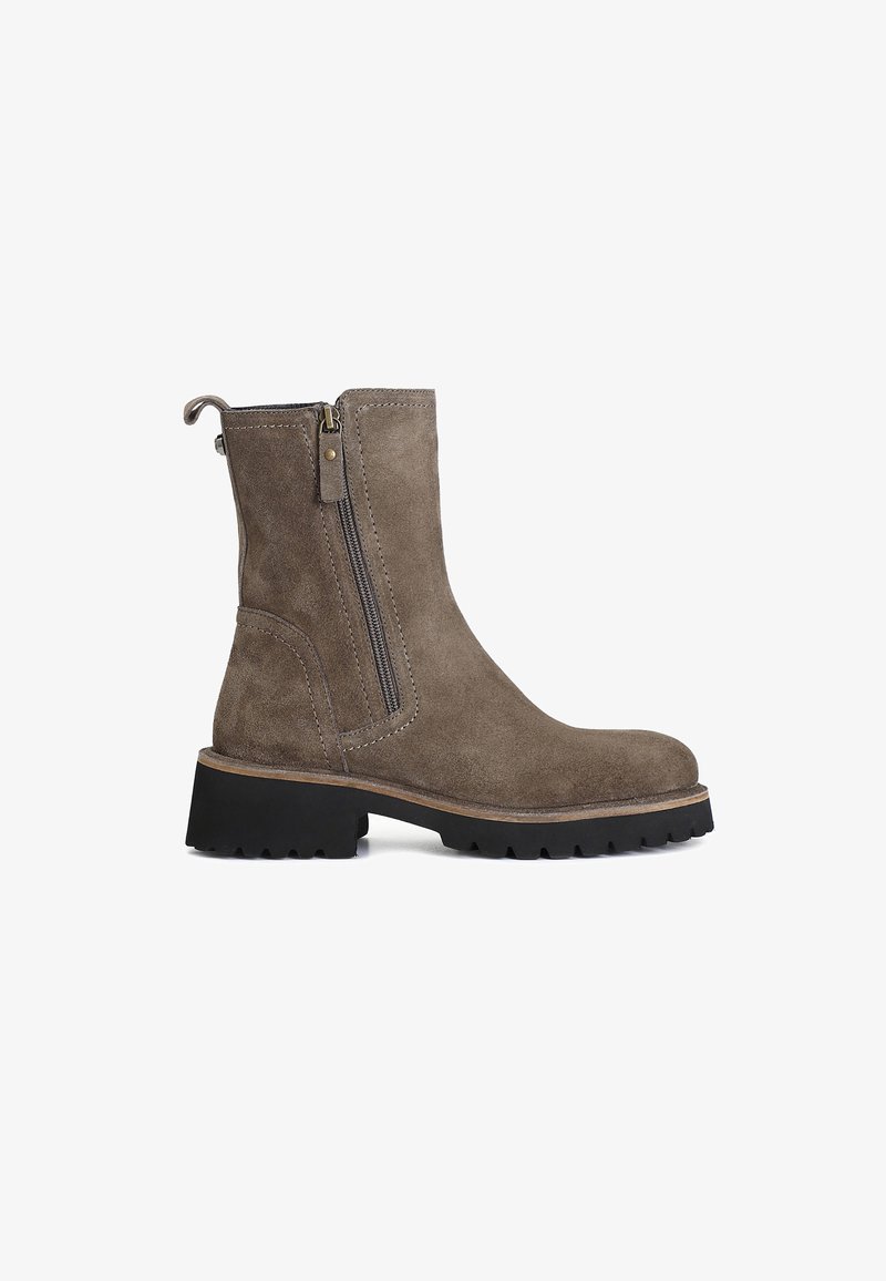 Stivaletti in suede marrone con zip laterale, punta arrotondata, superficie testurizzata e una suola in gomma nera spessa con dettagli di battistrada.