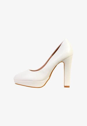 Witte plateau pump met hoge hak, ronde neus en dikke hak, zijaanzicht op witte achtergrond.