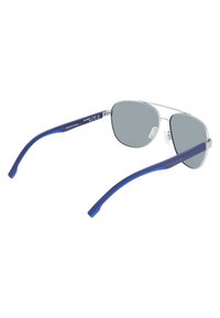 Okulary przeciwsłoneczne w stylu aviatora z metalową srebrną oprawką, szarymi soczewkami i niebieskimi gumowymi końcówkami zauszników. Regulowane noski dla lepszego dopasowania.