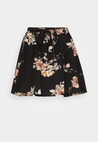 Saia preta floral com um design pregueado, apresentando flores rosas e brancas. Inclui um cinto a condizer atado na cintura. Feita de tecido leve.