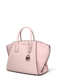 Roze leren handtas met een gestructureerd design, gouden beslag en een opvallende MK-bedel. Voorzien van dubbele handvatten en een afneembare schouderriem.