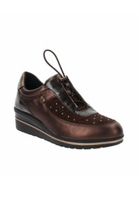 Sneaker in pelle marrone con rifiniture testurizzate, design con lacci, dettagli perforati e una suola spessa e rialzata per un comfort aggiuntivo.