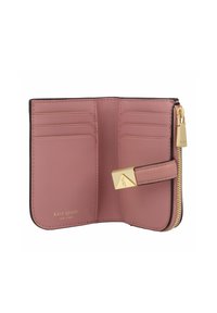 Billetera de cuero rosa con múltiples ranuras para tarjetas, un compartimento con cremallera, acentos de hardware dorado y una textura suave. Presenta un logo estampado.