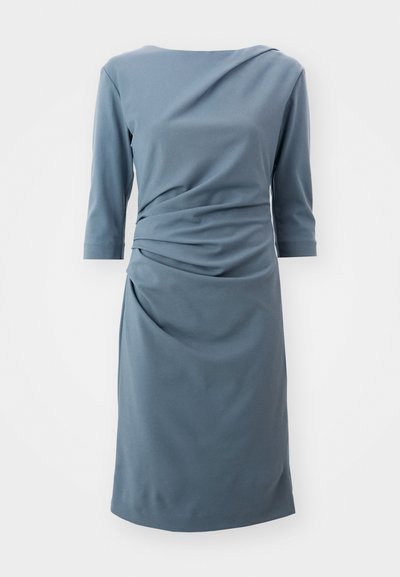 Graues Kleid mit Dreiviertelärmeln und Wasserfallausschnitt, das seitliche Raffungen und eine knielange Passform aufweist. Hergestellt aus weichem Stoff.