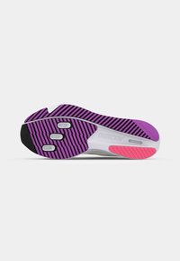 Suola di scarpa con un motivo a righe nere e viola, caratterizzata da quattro scanalature circolari e un accento rosa. Il materiale sembra gommato e testurizzato.