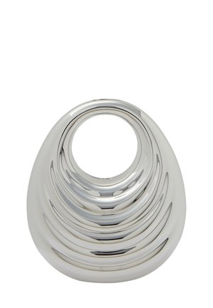 Oggetto decorativo in argento con una forma liscia e arrotondata, caratterizzato da scanalature concentriche che portano a un'apertura circolare centrale. Finitura metallica lucida.