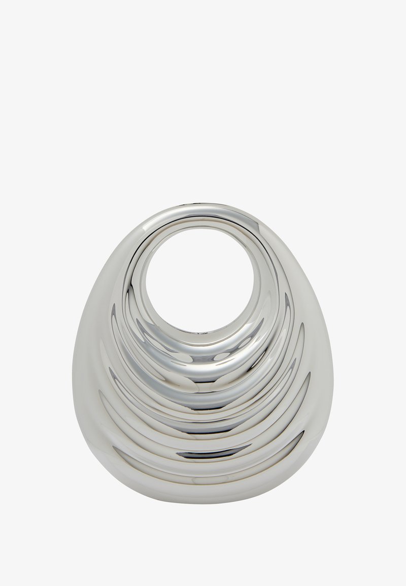 Hopeinen koriste-esine, jossa on sileä, pyöreä muoto ja keskeiseen ympyrän muotoiseen aukkoon johtavat synninauhat. Kiiltävä metallipinta.