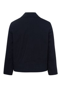 Tummansininen takki rentoa leikkausta, jossa on takaosa ja peuraprofiili. Varustettu kauluksella, pitkillä hihoilla ja hillityillä ompeluyksityiskohdilla. Puuvillasekoitekangas.