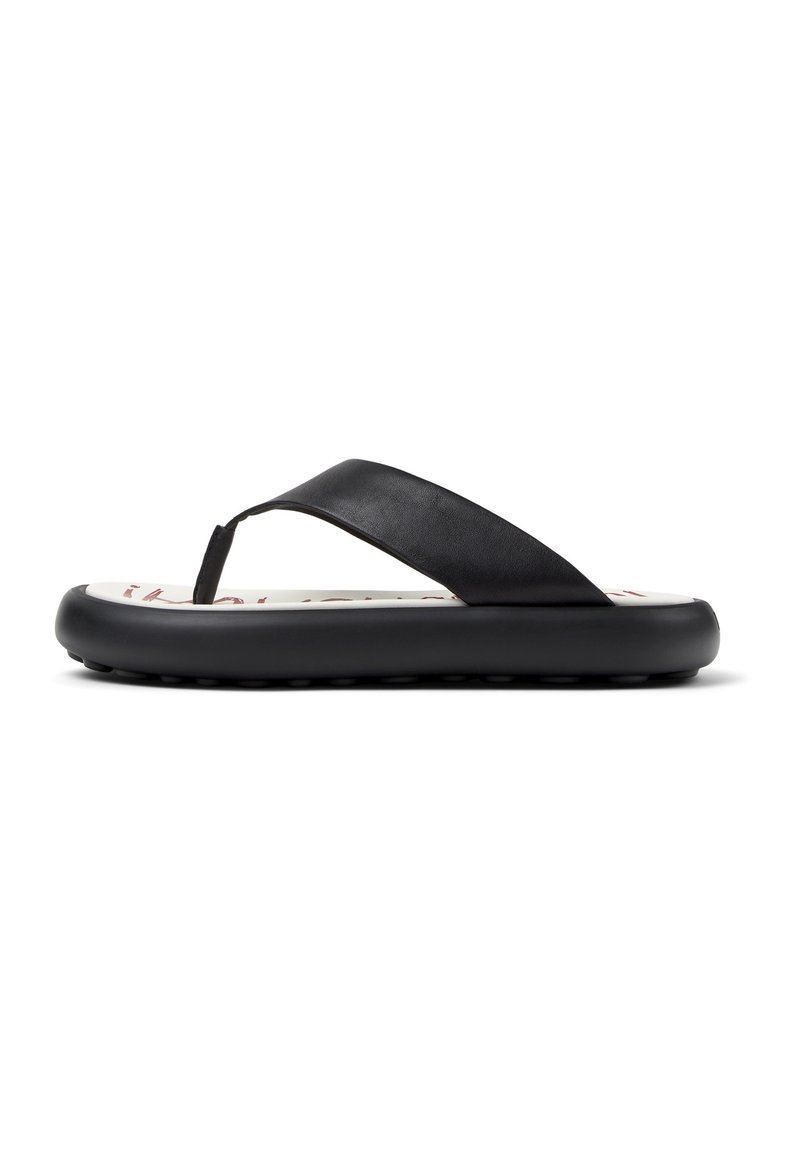 Mustat flip-flop-sandaalit litteällä pohjalla, joissa on teksturoidut hihnat ja pehmustettu sisusta. Logo painettuna sandaalin sisäpuolelle.
