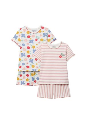 Deux ensembles de chemise à manches courtes et short ; l'un a un imprimé floral coloré, l'autre a des rayures rose clair et blanc avec un petit détail de fleur.