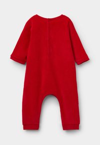 Combinaison en coton rouge avec des manches longues, un col rond et une fermeture à boutons au dos. Présente une coupe décontractée et des ourlets à poignets pour un confort optimal.