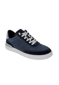 Sneaker in suede blu navy con design perforato, lacci grigi, suola in gomma bianca e dettagli di cucitura in contrasto. Punta rotonda e profilo basso.