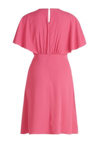 Rosa Kleid mit einem ausgestellten Ärmel im Cape-Stil, tailliertem Oberteil und einem Schlüsselritzentwurf im Rücken. Der Stoff wirkt glatt und leicht.